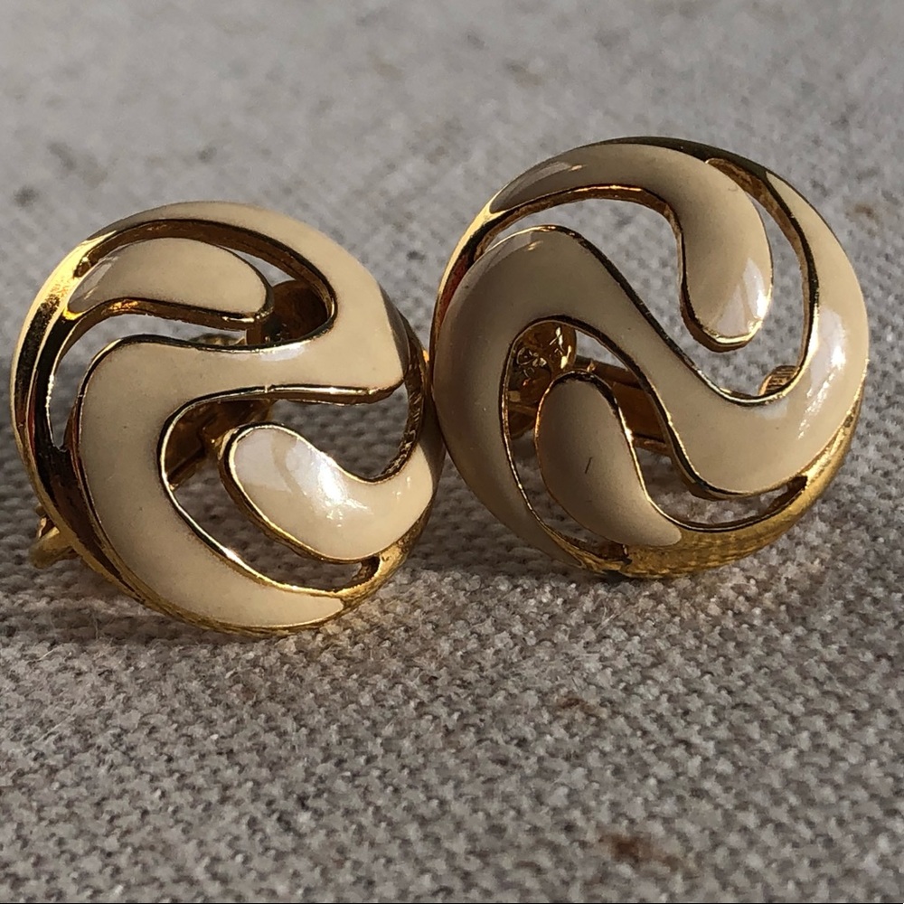 Cream button clip screw on vintage earrings